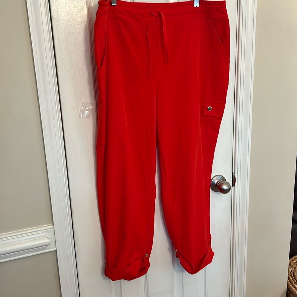NWOT Chicos zenergy pants/ crop Chicos size 2.5 (14)
